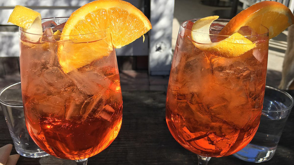 Bild på två glas aperol spritz