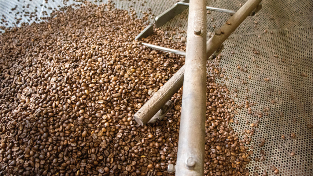 Bild på nyrostade kaffebönor