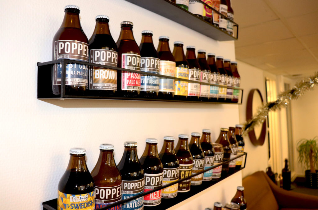 Flera ölsorter står uppradade på olika hyllor