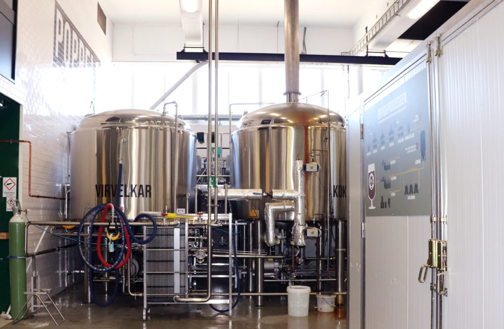 Två ståltankar där ölen bryggs syns i bryggeriet. 