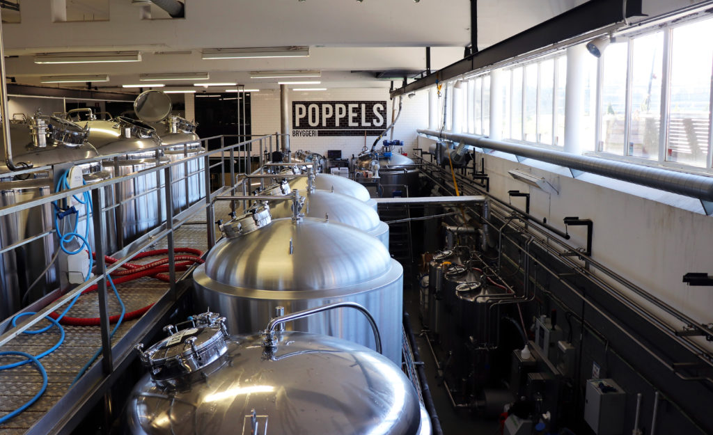 Stora jäsningstankar syns i Poppels ölbryggeri.