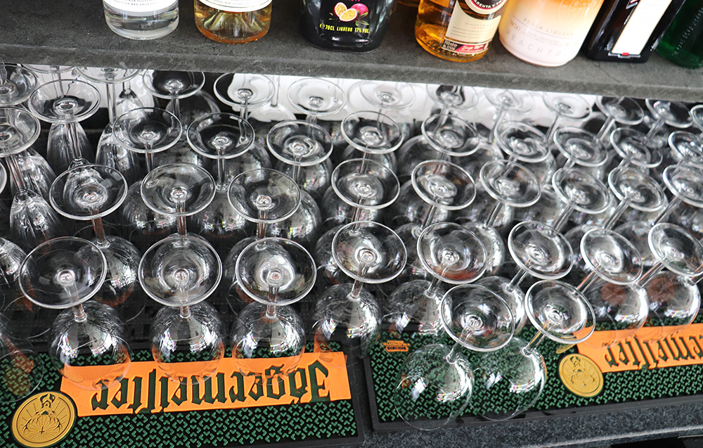 Massor av glas som står uppradade bredvid varandra.