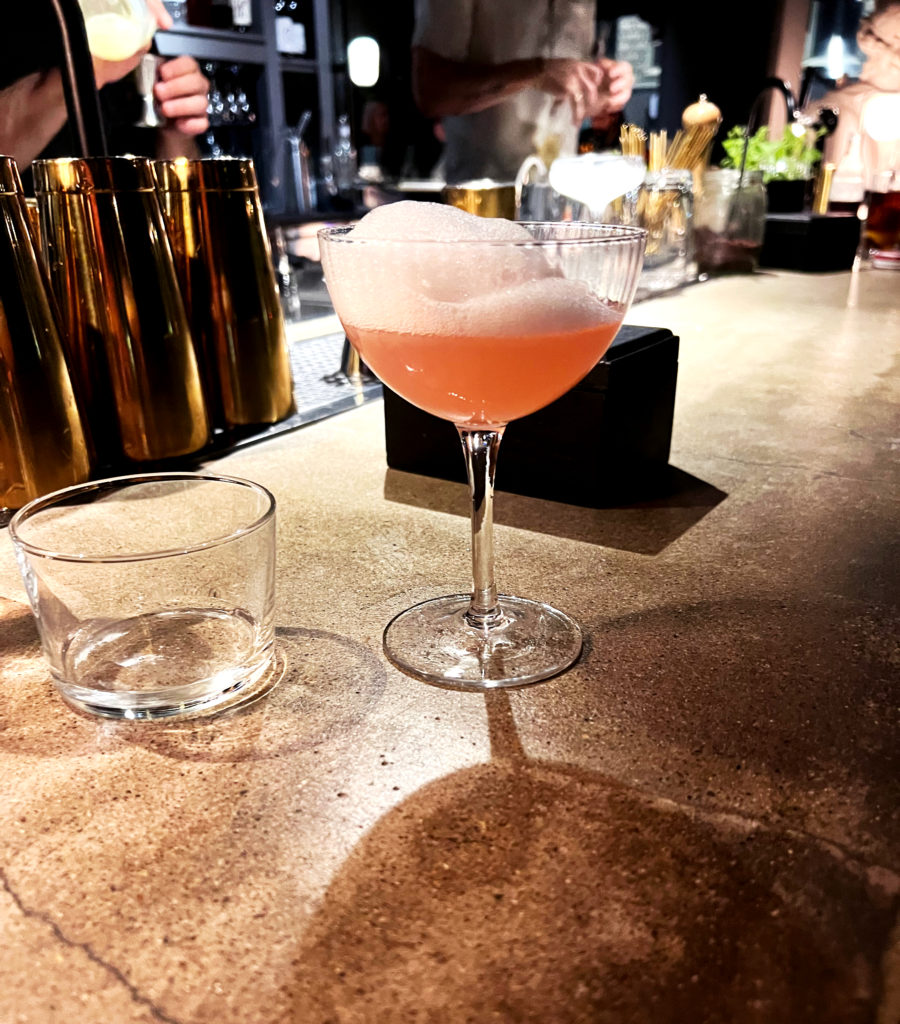 En drink  på en bardisk.