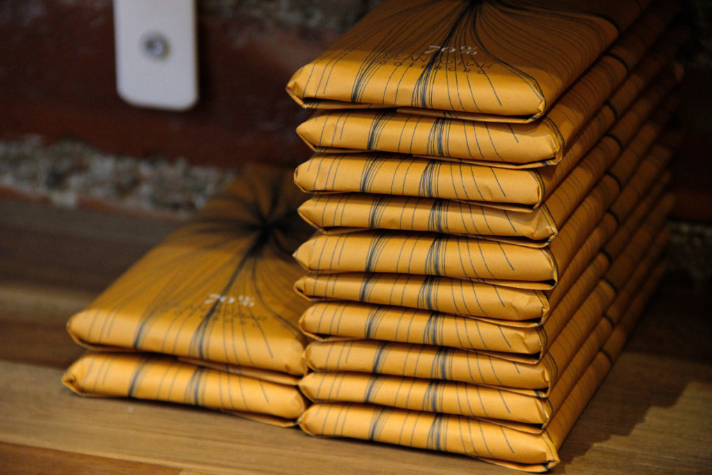 Bild på gula chokladkakor staplade på varandra