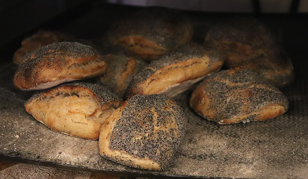 En plåt fylld med vallmofrallor.