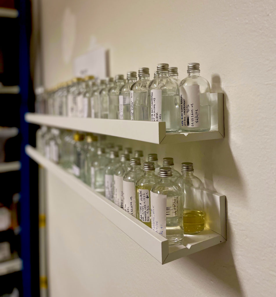 Flera singeldestillat på hylla.